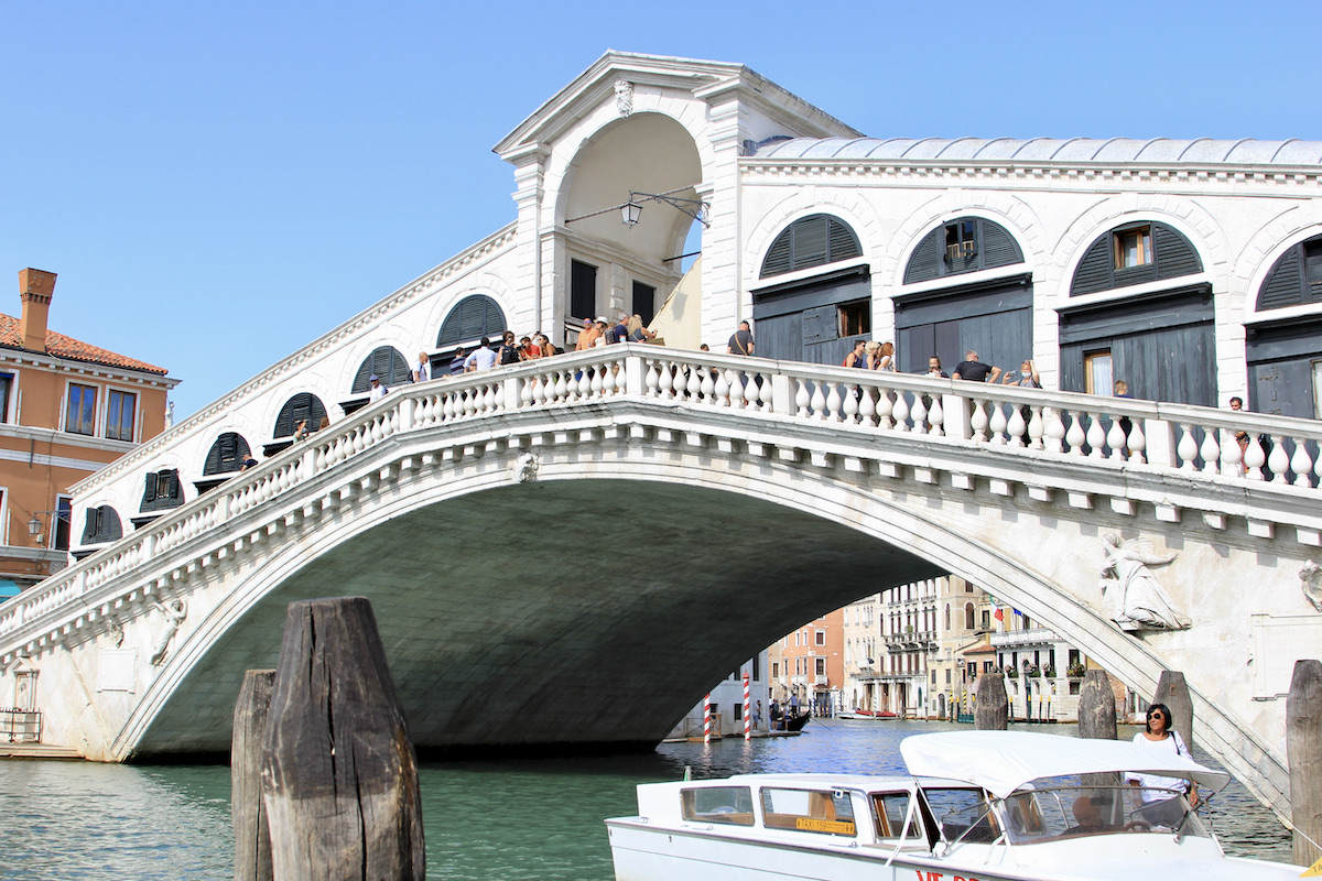 De Rialtobrug mag je niet missen in Venetie, want het is absoluut een van de fotogenieke plekken in venetie