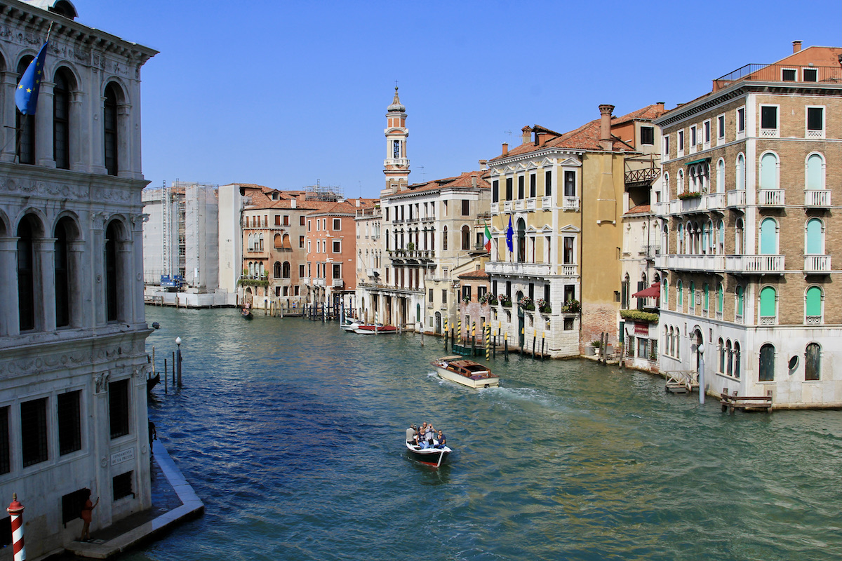 Het uitzicht vanaf de Rialtobrug over Canal Grande geeft de sfeer in Venetie goed weer; wat een hoogtepunt!