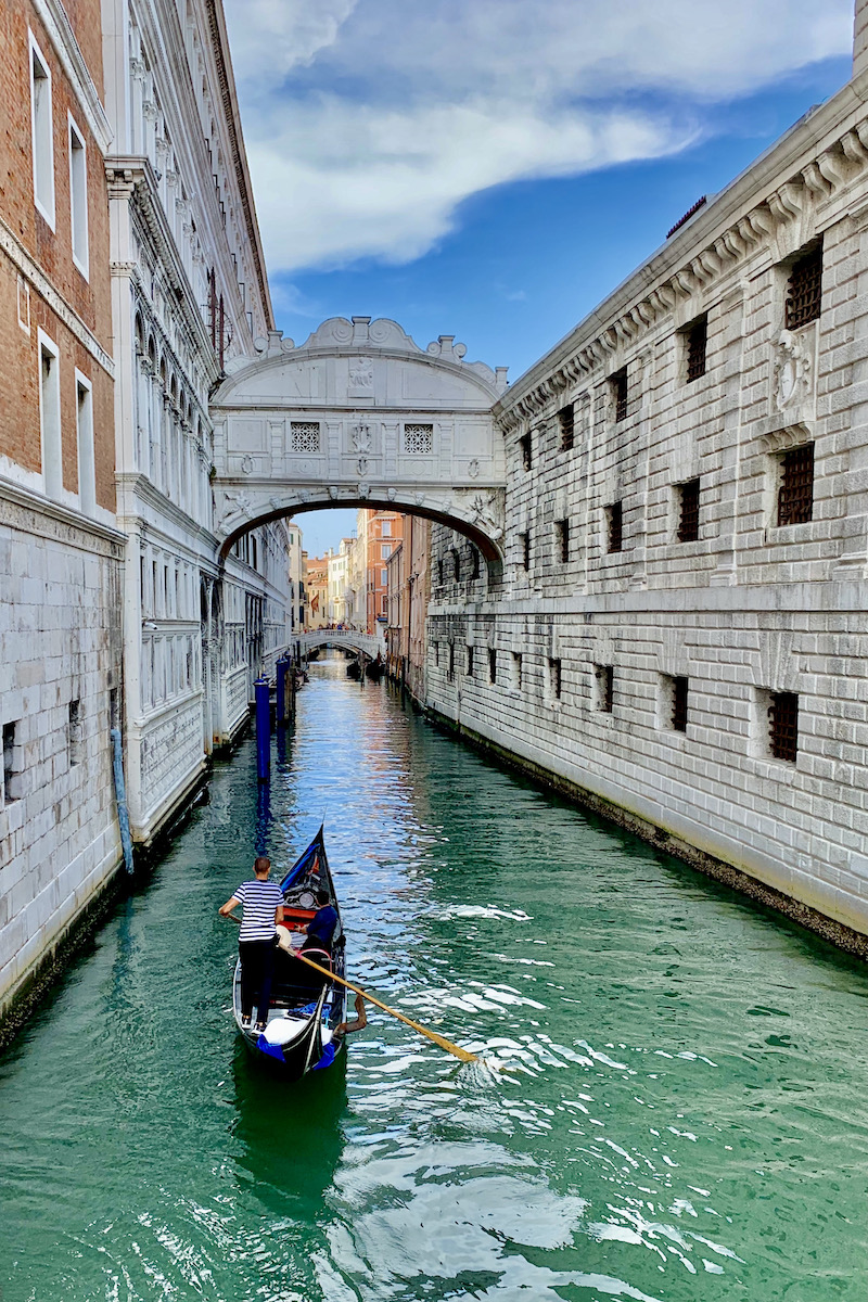 De Brug der Zuchten mag je niet missen in Venetie, want het is absoluut een van de fotogenieke plekken in venetie
