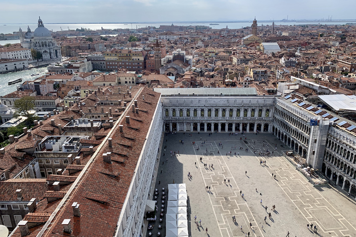 Het uitzicht vanaf de Campanile op het San Marco Plein is zeker een van de hoogtepunten van Venetië: de leukste bezienswaardigheden