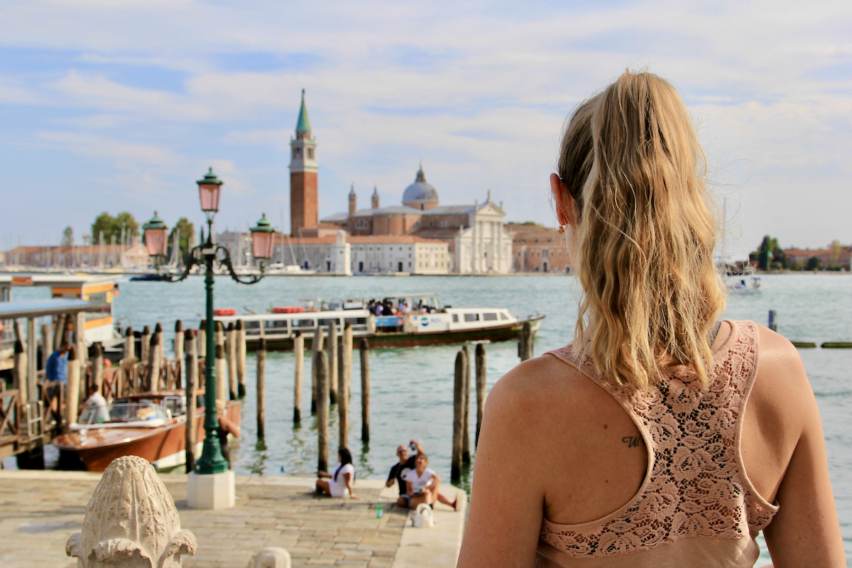 Een van de fotogenieke plekken in Venetie is het uitzicht over het water vanaf Ponte della Peglia