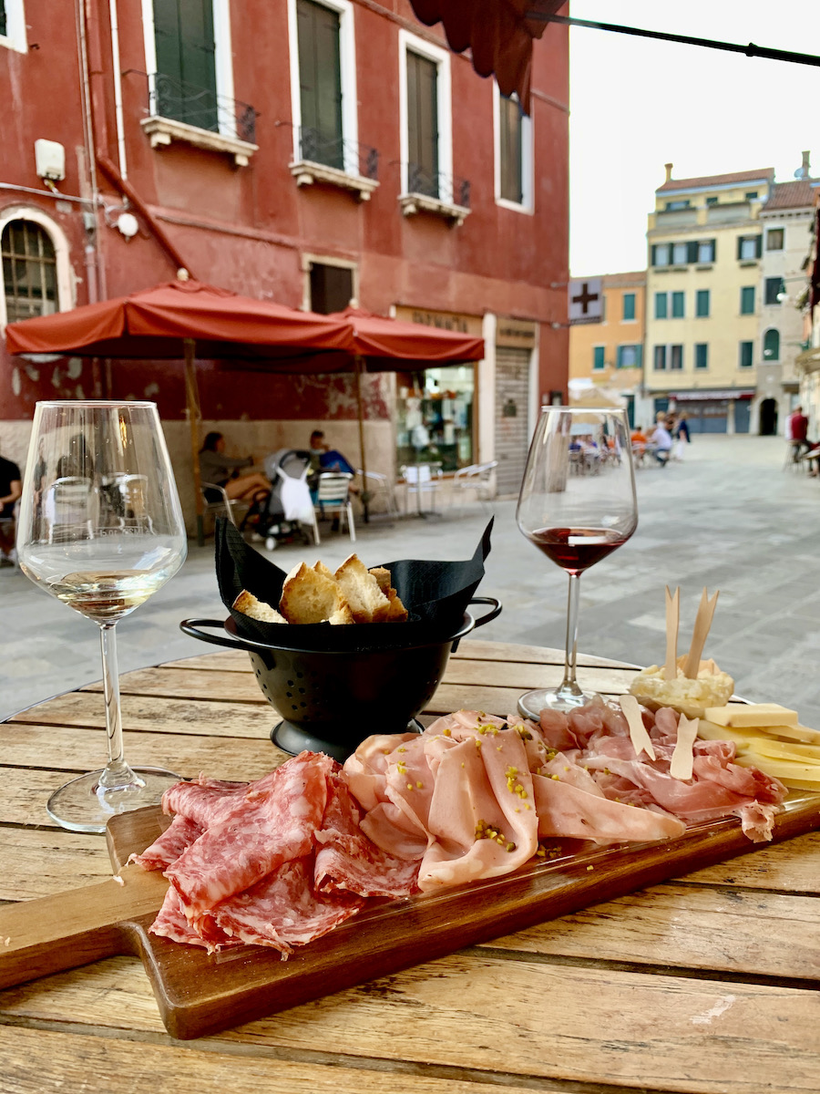 Lekker eten in Venetie doe je bij La Bottiglia een super leuke wijnbar in Venetie