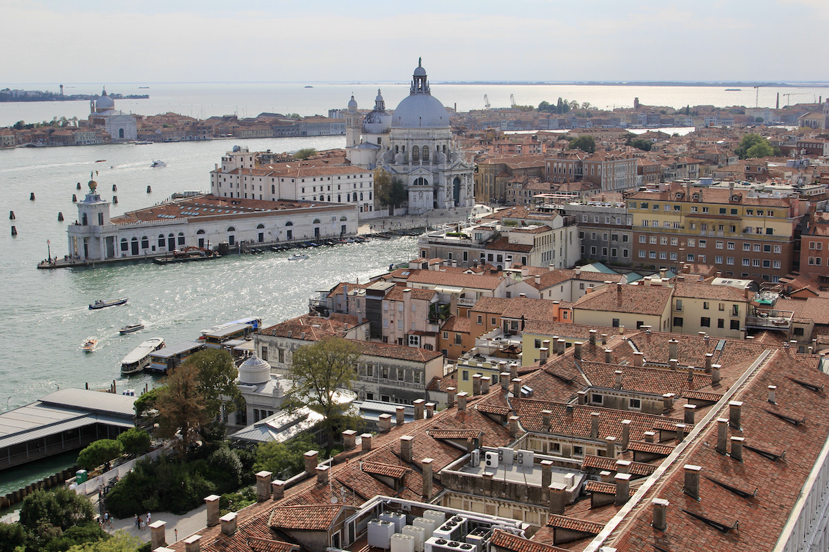 Het uitzicht vanaf de Campanile richting Basilica di Santa Maria della Salute is zeker een van de hoogtepunten van Venetië: de leukste bezienswaardigheden
