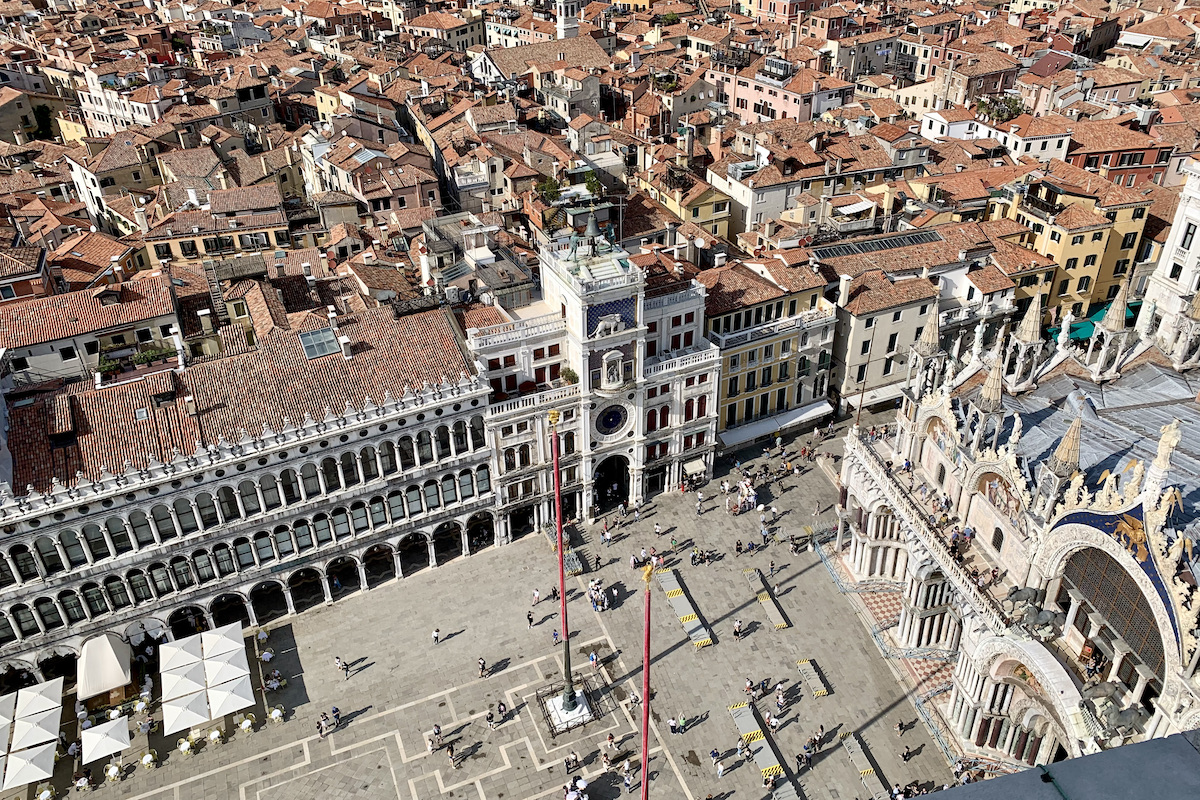 Het uitzicht vanaf de Campanile op het San Marco Plein is zeker een van de hoogtepunten van Venetië: de leukste bezienswaardigheden