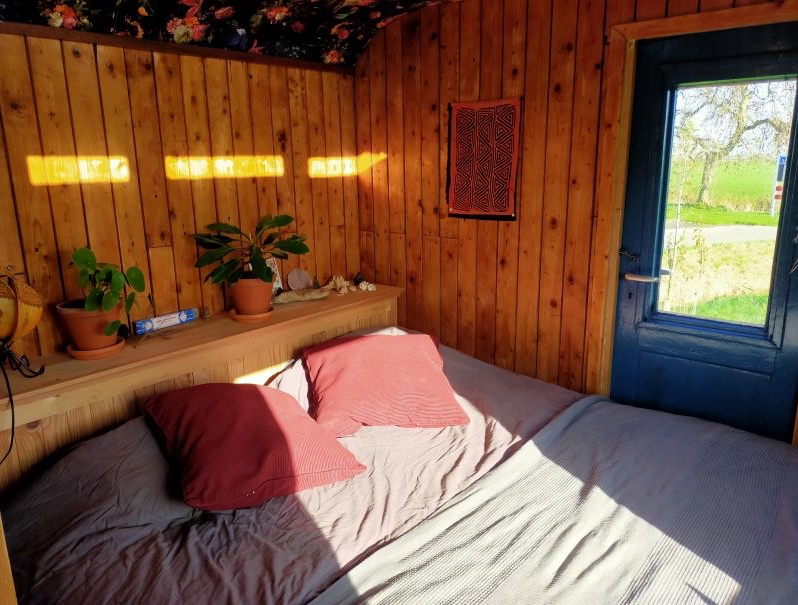 Romantisch overnachten in Groningen? Verblijf in deze leuke pipowagen natuurhuisje in Sauwerd op het Groningse platteland