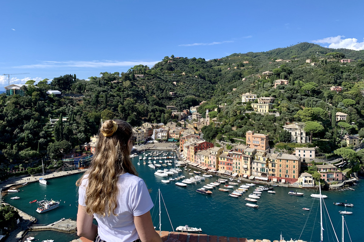 Aan je de bloemenrivièra bezoekt ga dan zeker naar Portofino en klim naar Castello Brown waar je geniet van dit uitzicht!