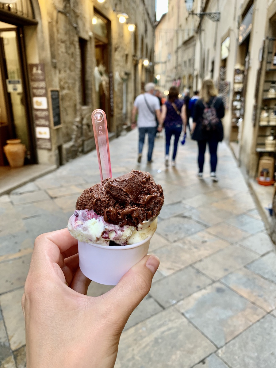12 redenen waarom je absoluut nóóit naar Italië moet: ijsjes overal om je heen