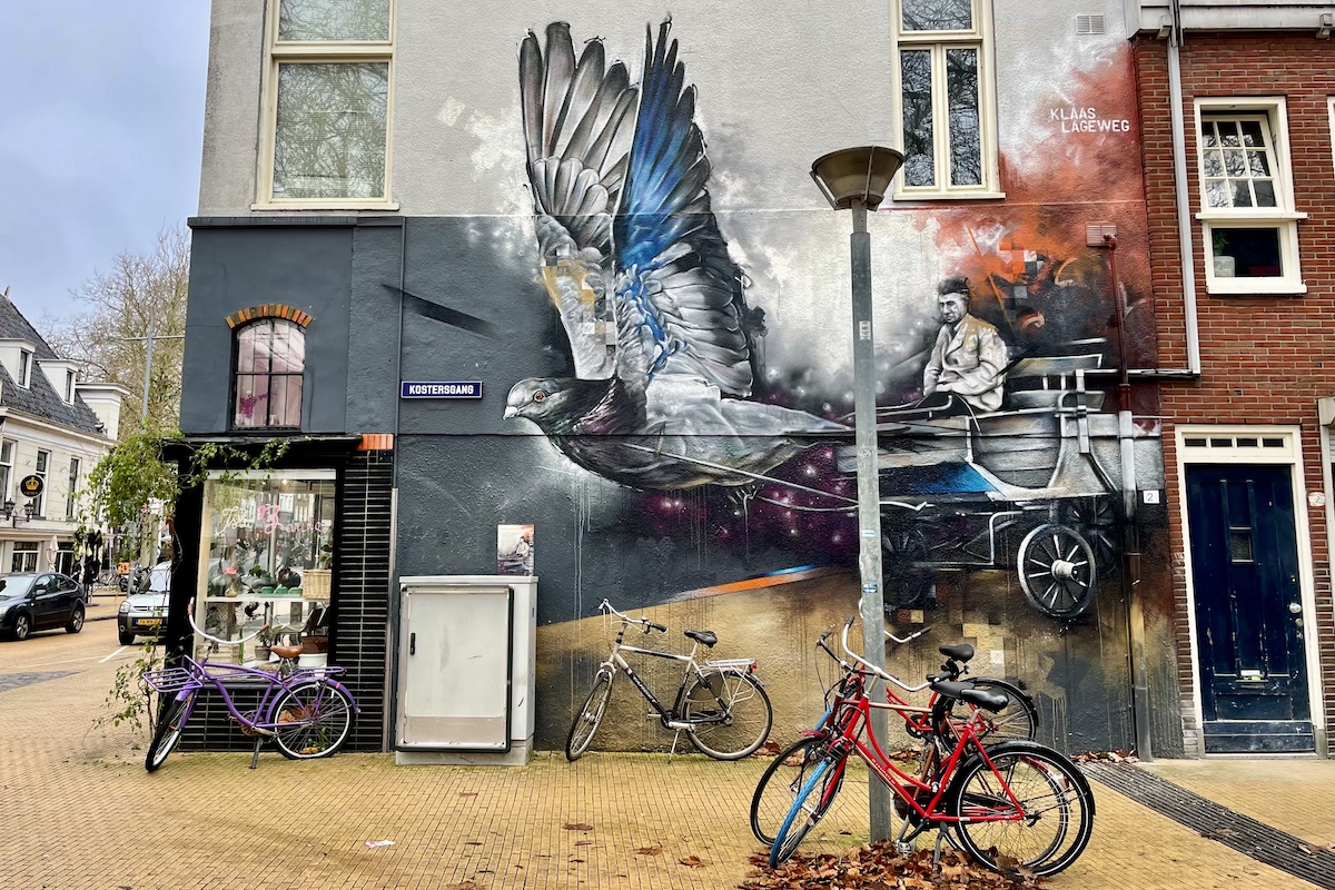 Street Art in Groningen: wandel langs de duif met kar aan de Kostersgang