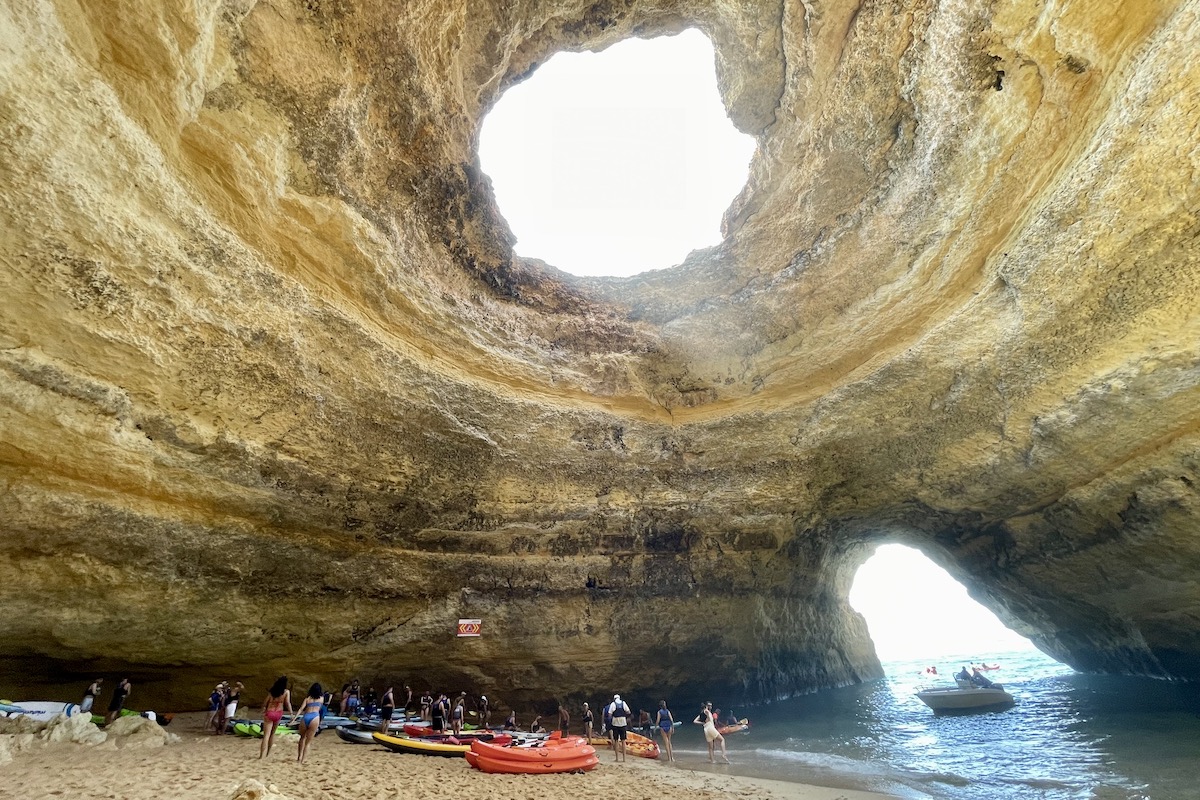 Benagil Cave is een van de mooiste bezienswaardigheden in Portugal